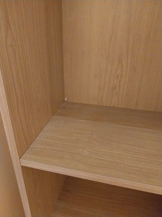 Estantería y mesita de cajones de madera
