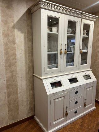 Alacena de madera maciza con puertas de cristal