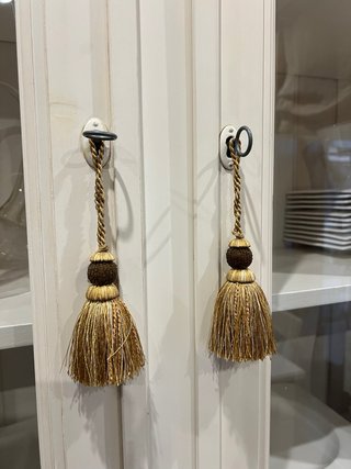 Alacena de madera maciza con puertas de cristal