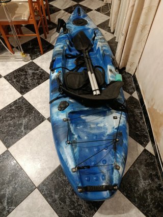 Kayak azul con ruedas y remo