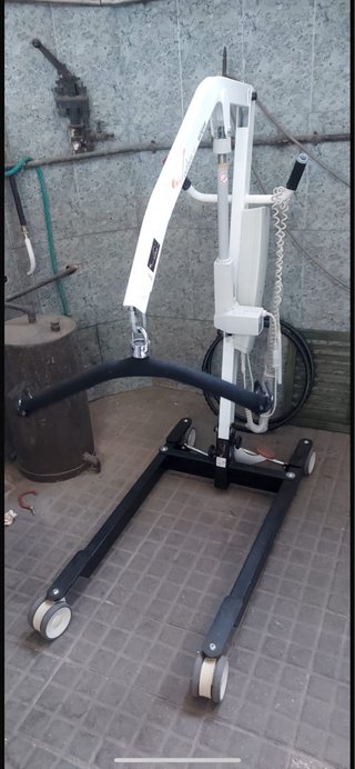 grúa eléctrica de traslado de pacientes.