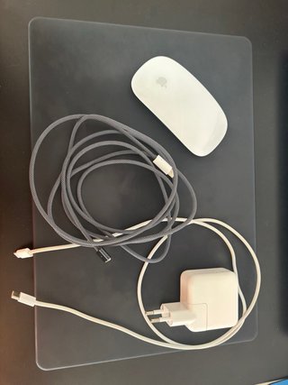 MacBook Air M3 Medianoche + Ratón original.