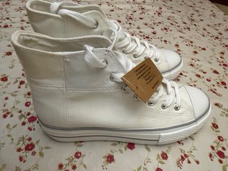 Deportivas tipo Converse. Cambia de color con luz