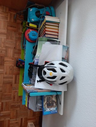 Estantería de pared azul y verde