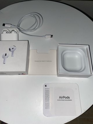 Airpods 4 con caja y cargador