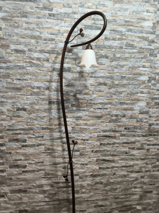 Lampada da terra in metallo e cristallo