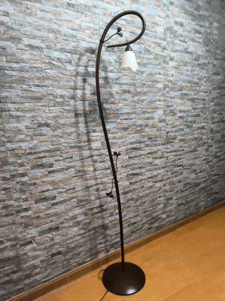 Lampada da terra in metallo e cristallo
