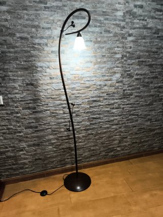 Lampada da terra in metallo e cristallo