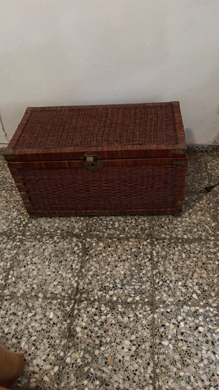 Baúl de madera y metal Baúl de mimbre.