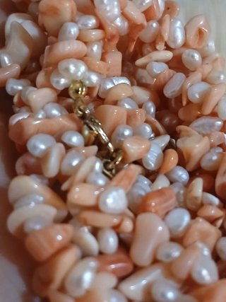 Collar de coral y perlas