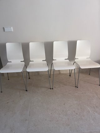 4 Sillas Modernas Blancas y Plateadas