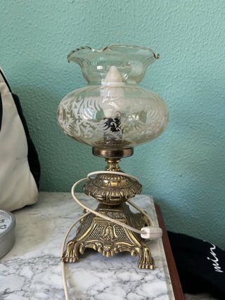 Lámpara de mesa vintage dorada y cristal