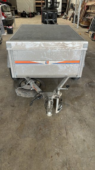 Remolque caja cerrada con capó 140cm largo caja