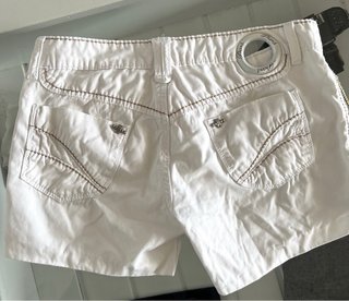 Shorts Phard Blancos con Detalles Dorados