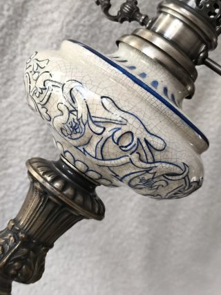 ANTIGUA LAMPARA QUINQUE DE MESA DE PORCELANA