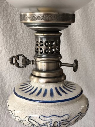 ANTIGUA LAMPARA QUINQUE DE MESA DE PORCELANA