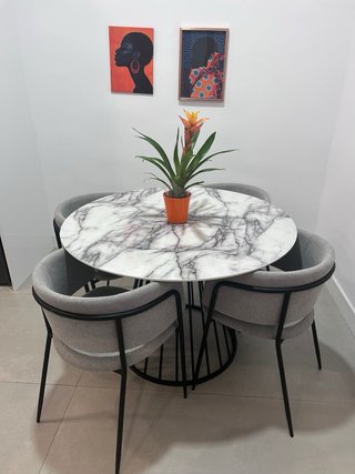 Mesa de comedor ovalada y 4 sillas