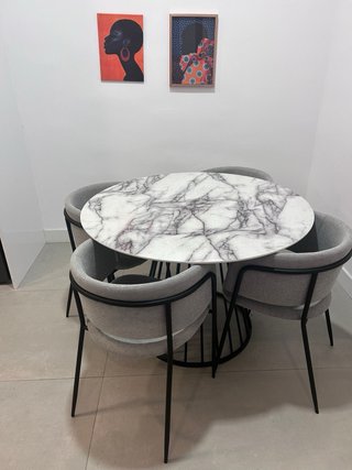 Mesa de comedor ovalada y 4 sillas