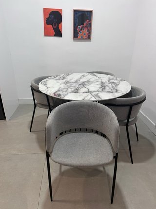 Mesa de comedor ovalada y 4 sillas