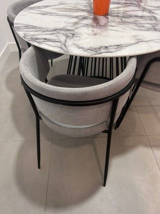 Mesa de comedor ovalada y 4 sillas