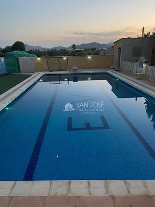 Chalet en venta en Novelda