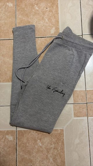 Pantalones grises con cordón