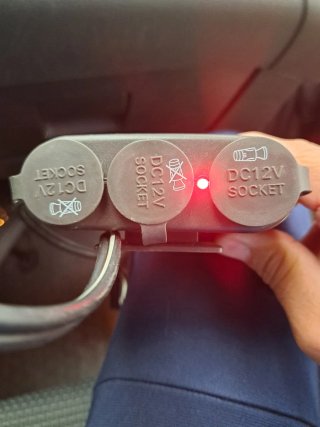 Ladron de tres toma de coche 12V por 1 A