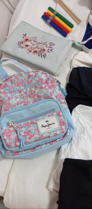 Mochila Pepe Jeans y bolsa Lois + material escolar