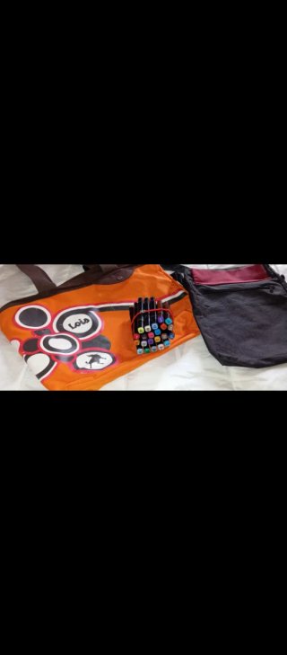 Mochila Pepe Jeans y bolsa Lois + material escolar