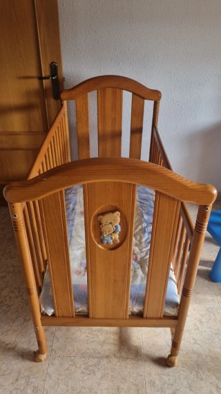 Cuna de madera para bebé