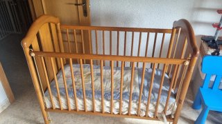 Cuna de madera para bebé