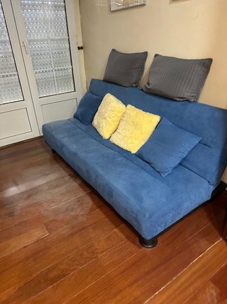 Sofá Cama Azul con Cojines Amarillos