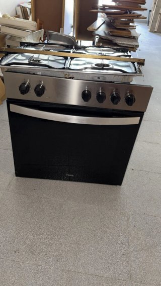 Horno y encimera con fogones de gas. Marca teka