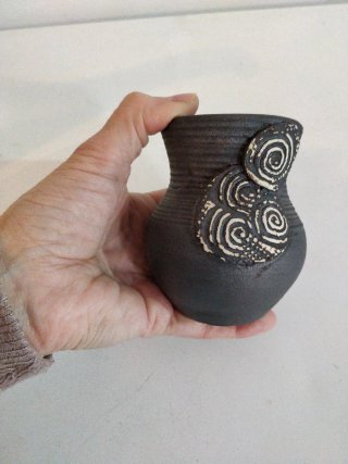 Jarrón de barro con espirales