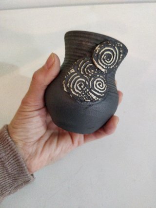 Jarrón de barro con espirales