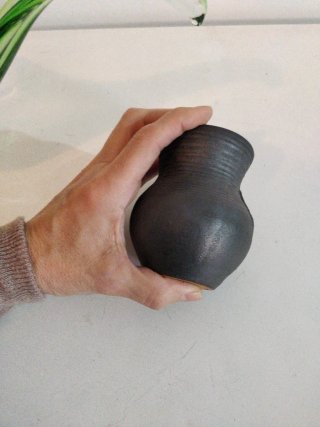 Jarrón de barro con espirales