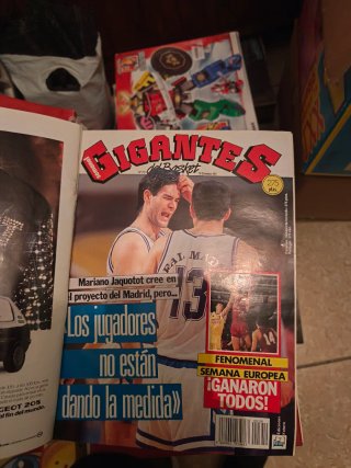 Revistas gigantes del basket en su archivador