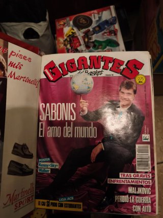 Revistas gigantes del basket en su archivador