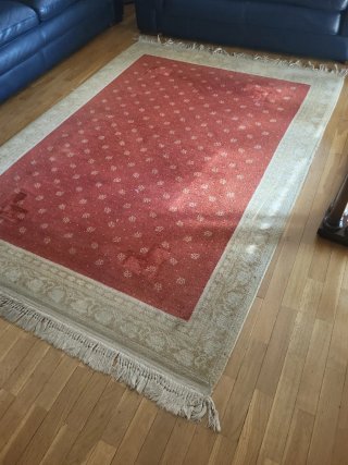 Alfombra de lana beige y roja