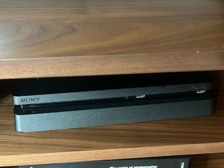PS4 Slim Negra + Mando + FIFA 23