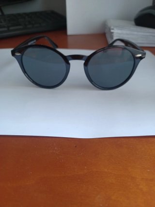 Occhiali da sole neri e grigi