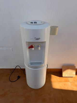 Dispensador de agua blanco