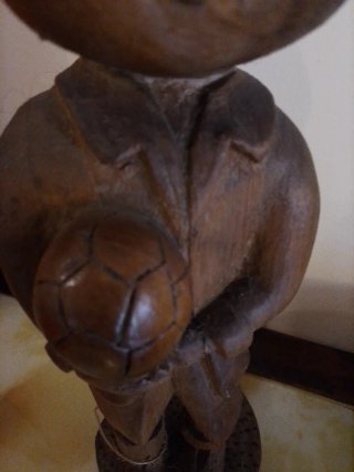 Statua ragazzo con pallone in legno