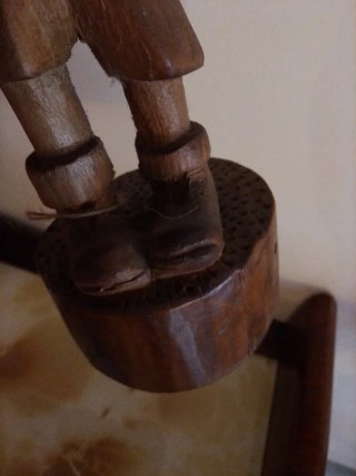 Statua ragazzo con pallone in legno