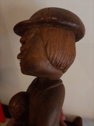 Statua ragazzo con pallone in legno