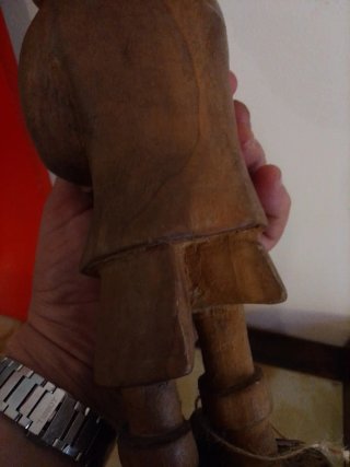 Statua ragazzo con pallone in legno
