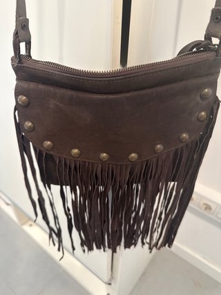 Bolso de piel marrón con flecos