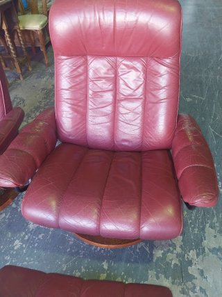 Ekornes armchairs with foot stools Sillones Ekorne