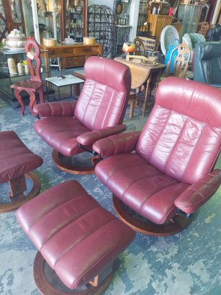 Ekornes armchairs with foot stools Sillones Ekorne
