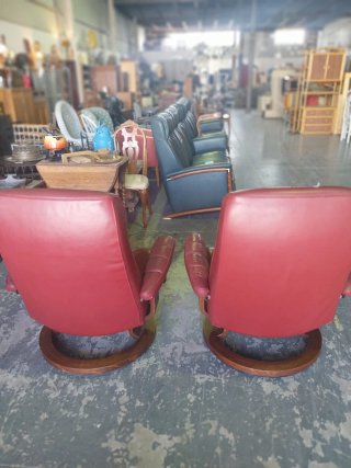 Ekornes armchairs with foot stools Sillones Ekorne
